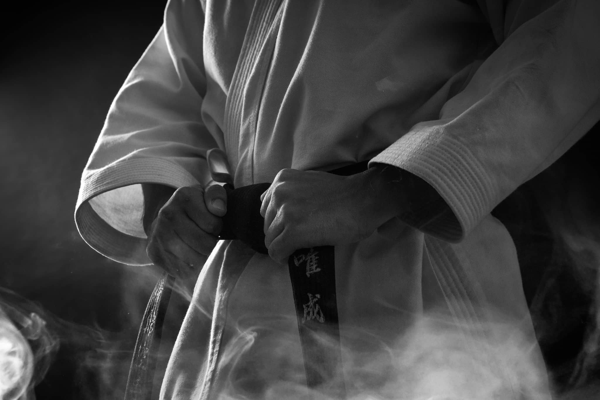 Karate Kämpfer beim Binden seines Gürtels. Foto von @nguyenhung190402 at unsplash.com
